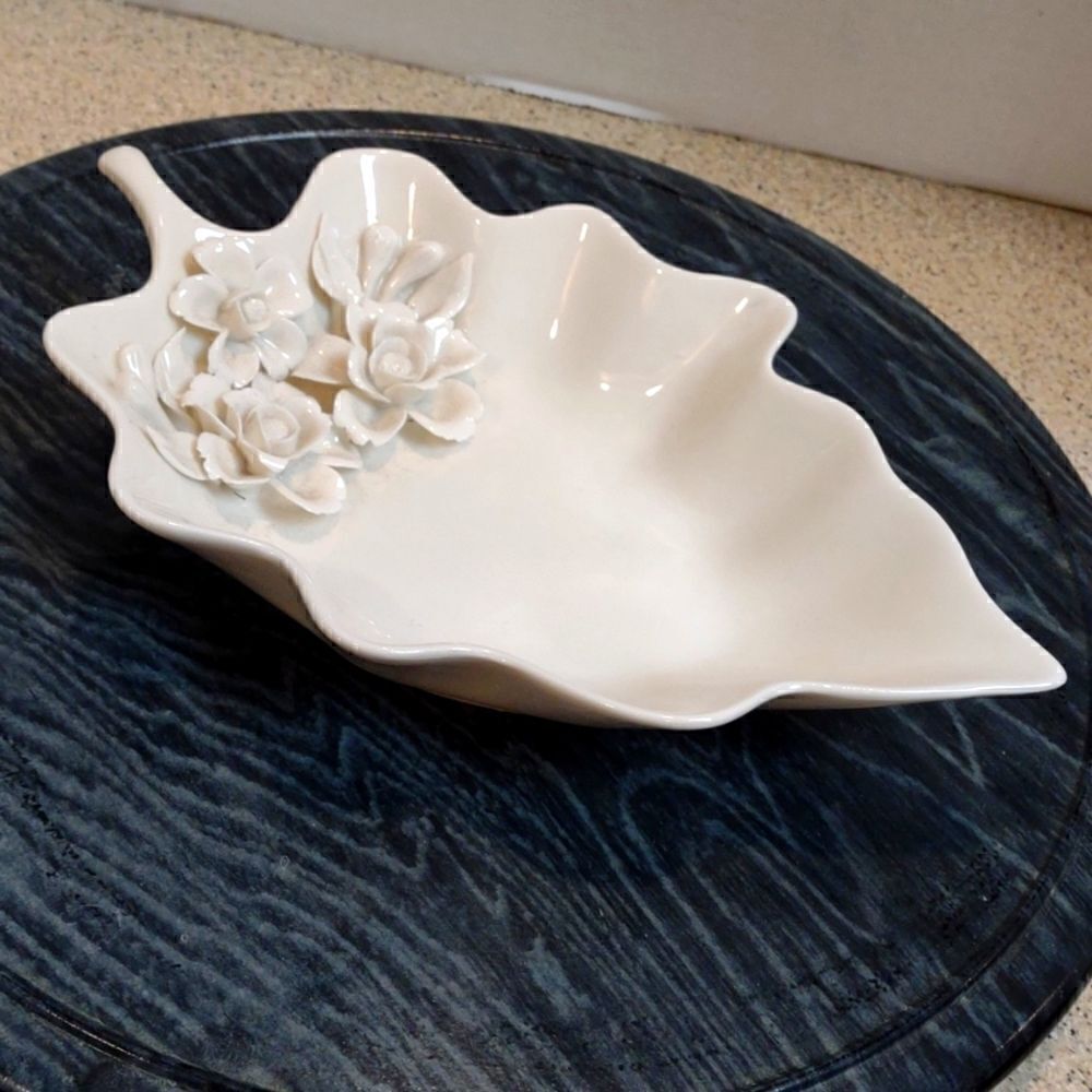 👍 Grace's Teaware Leaf Shaped Serving Dish. C7